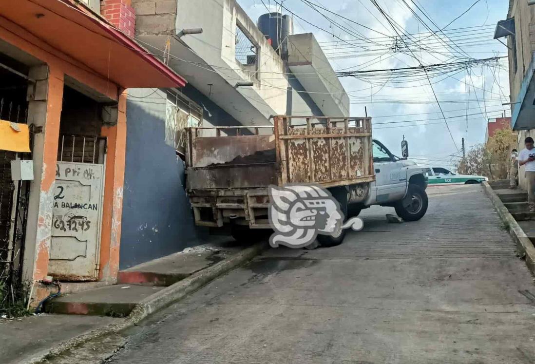 ¡De reversa! Camioneta de CMAS Xalapa choca contra una casa