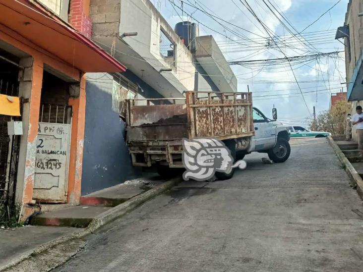 ¡De reversa! Camioneta de CMAS Xalapa choca contra una casa