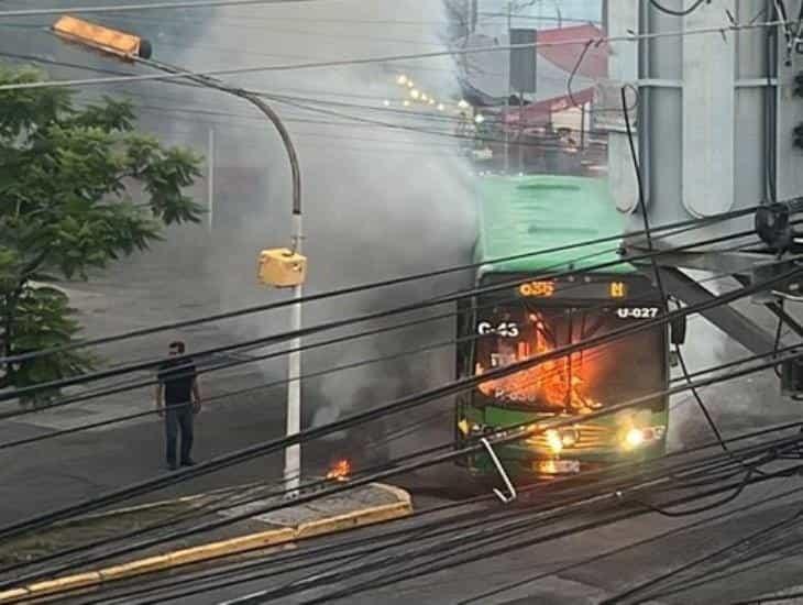 (+Video) Narcobloqueos en Jalisco; en enfrentamientos incendian autobuses