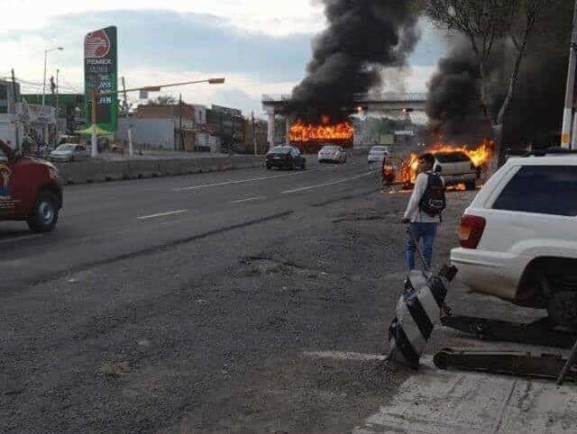 (+Video) Narcobloqueos en Jalisco; en enfrentamientos incendian autobuses