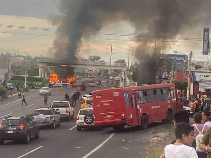 (+Video) Narcobloqueos en Jalisco; en enfrentamientos incendian autobuses