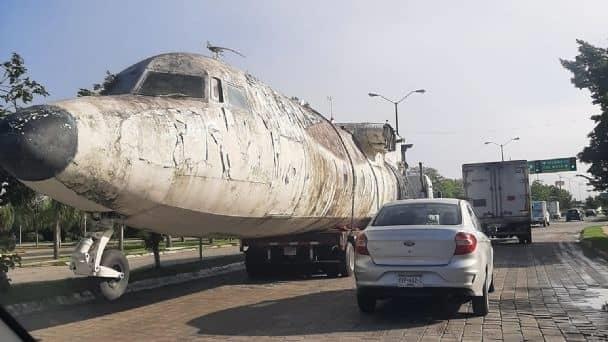 ¡Lo dejan tirado! Avión es abandonado en calles de Mérida, desconocen cómo apareció