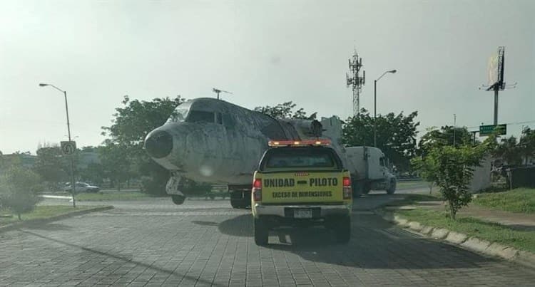 ¡Lo dejan tirado! Avión es abandonado en calles de Mérida, desconocen cómo apareció