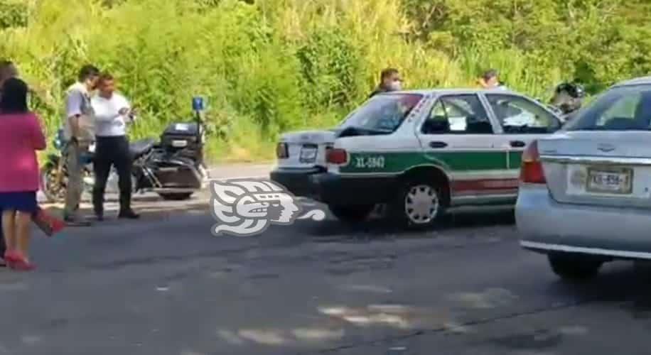 Policía Vial motorizado choca contra un taxi en el libramiento de Coatepec