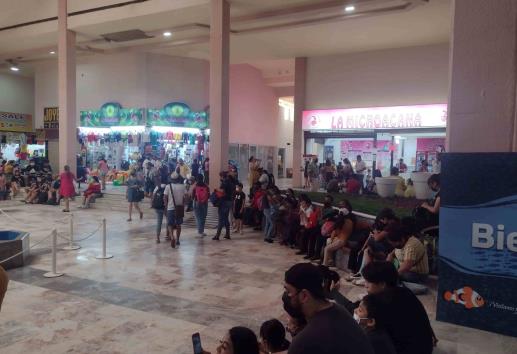 (+Video) Visitantes abarrotan Aquarium de Veracruz en martes de entradas gratis