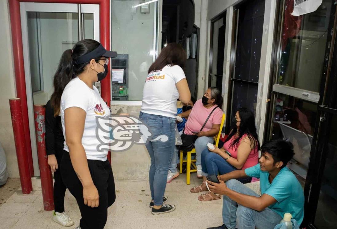 Llevan alimentos a familiares de pacientes en hospitales de Minatitlán