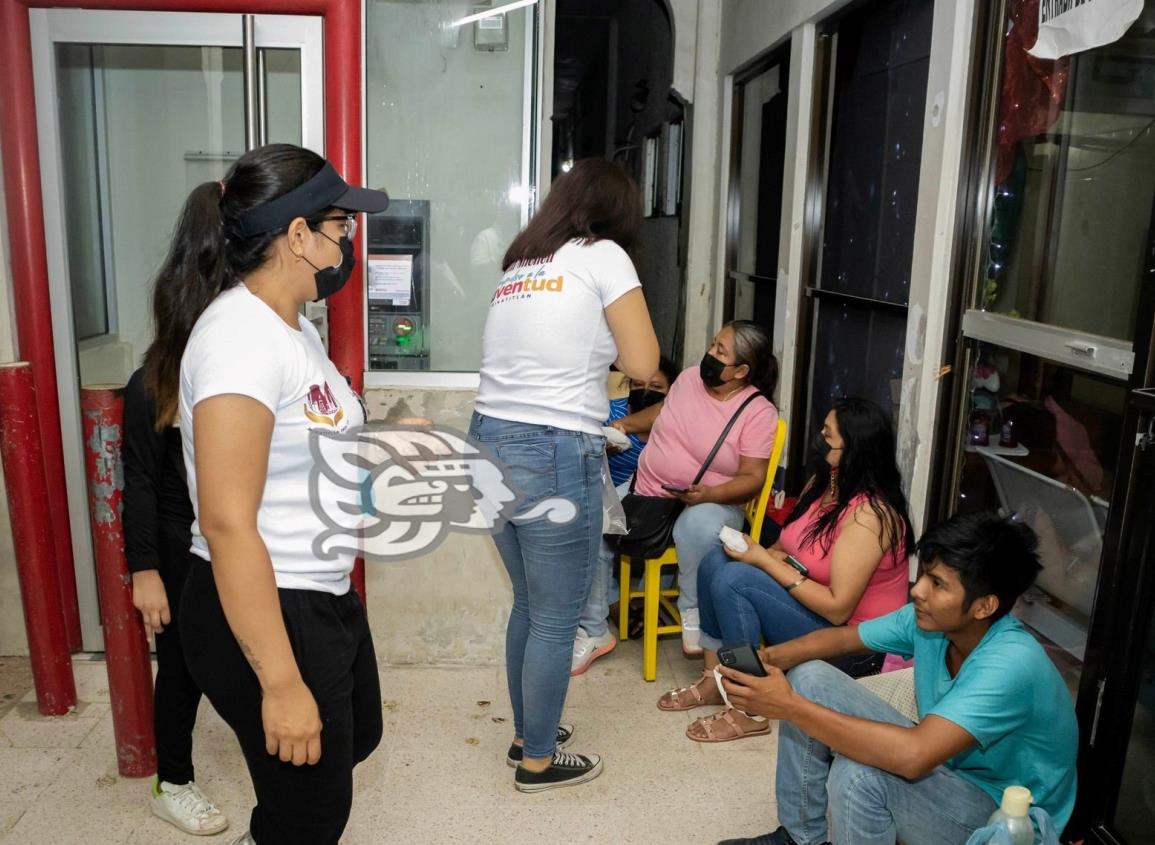 Llevan alimentos a familiares de pacientes en hospitales de Minatitlán