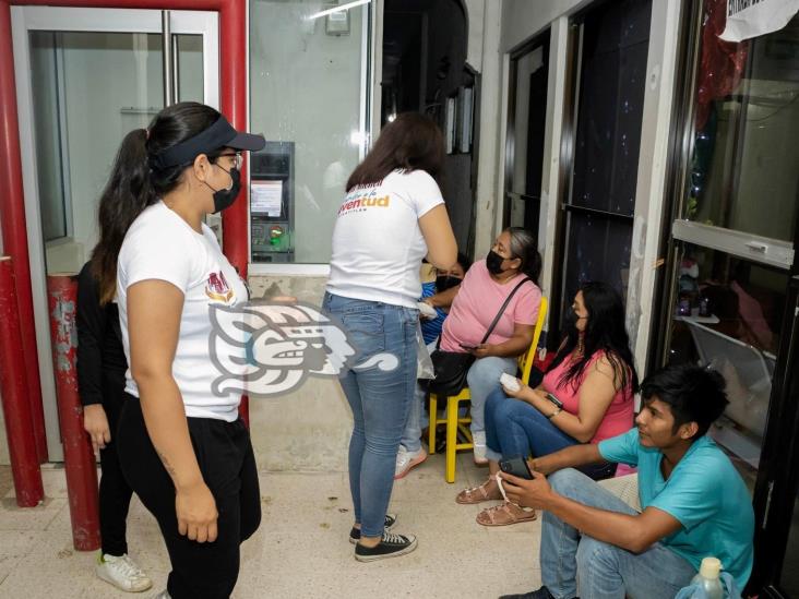 Llevan alimentos a familiares de pacientes en hospitales de Minatitlán