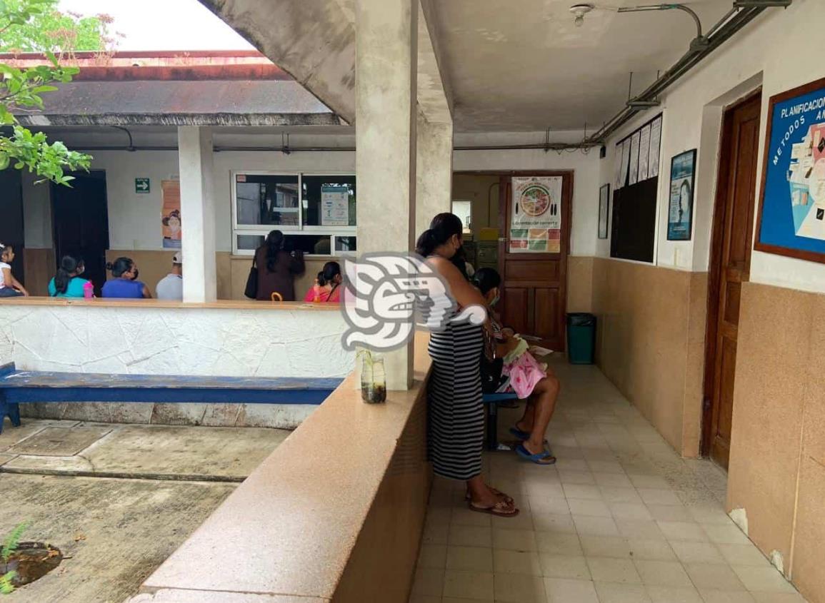 Vende centro de salud constancia para estudiantes