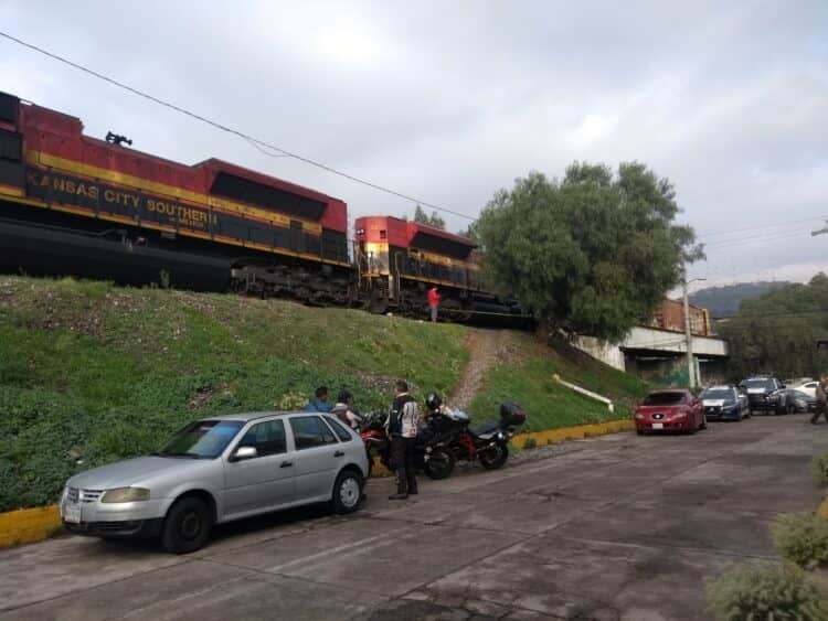 Mujer trata de ganarle el paso al tren en Tlanepantla y pierde la vida