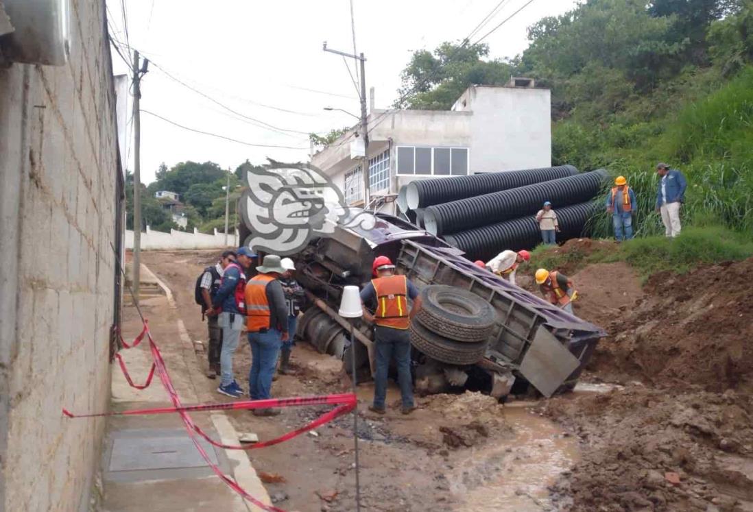 Camión termina dentro de una zanja para drenaje; pasó en Xalapa