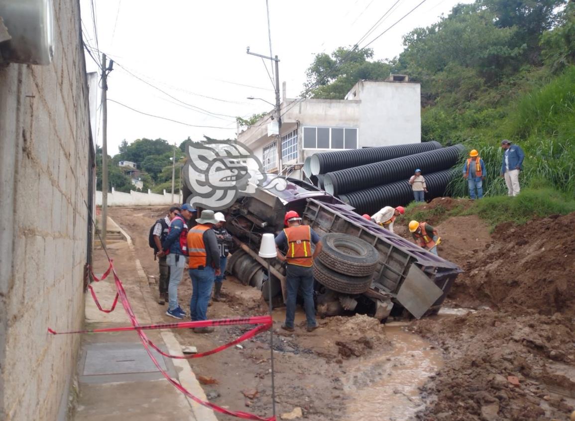 Camión termina dentro de una zanja para drenaje; pasó en Xalapa