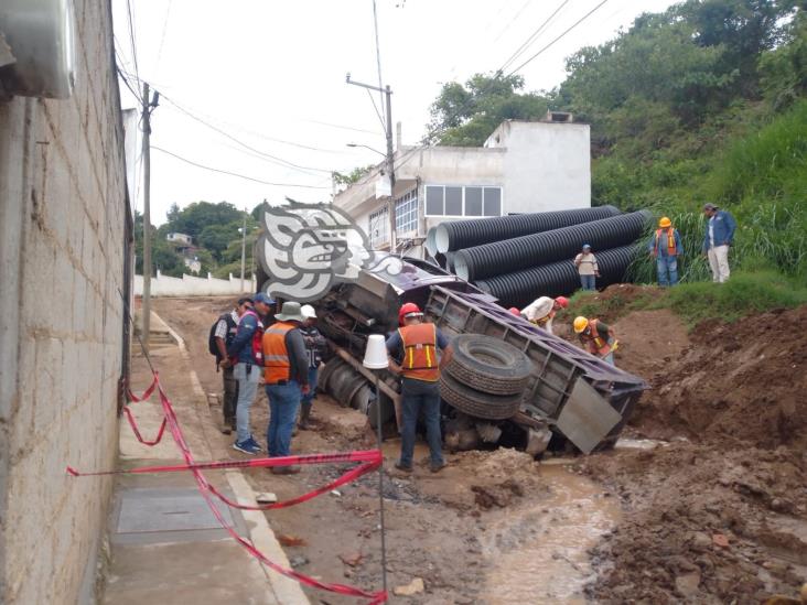 Camión termina dentro de una zanja para drenaje; pasó en Xalapa