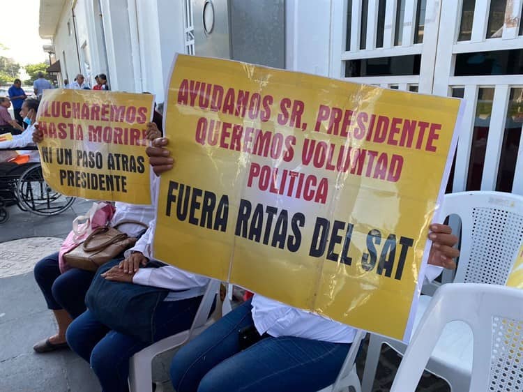 Exportuarios se plantan afuera del SAT Veracruz (+Video)