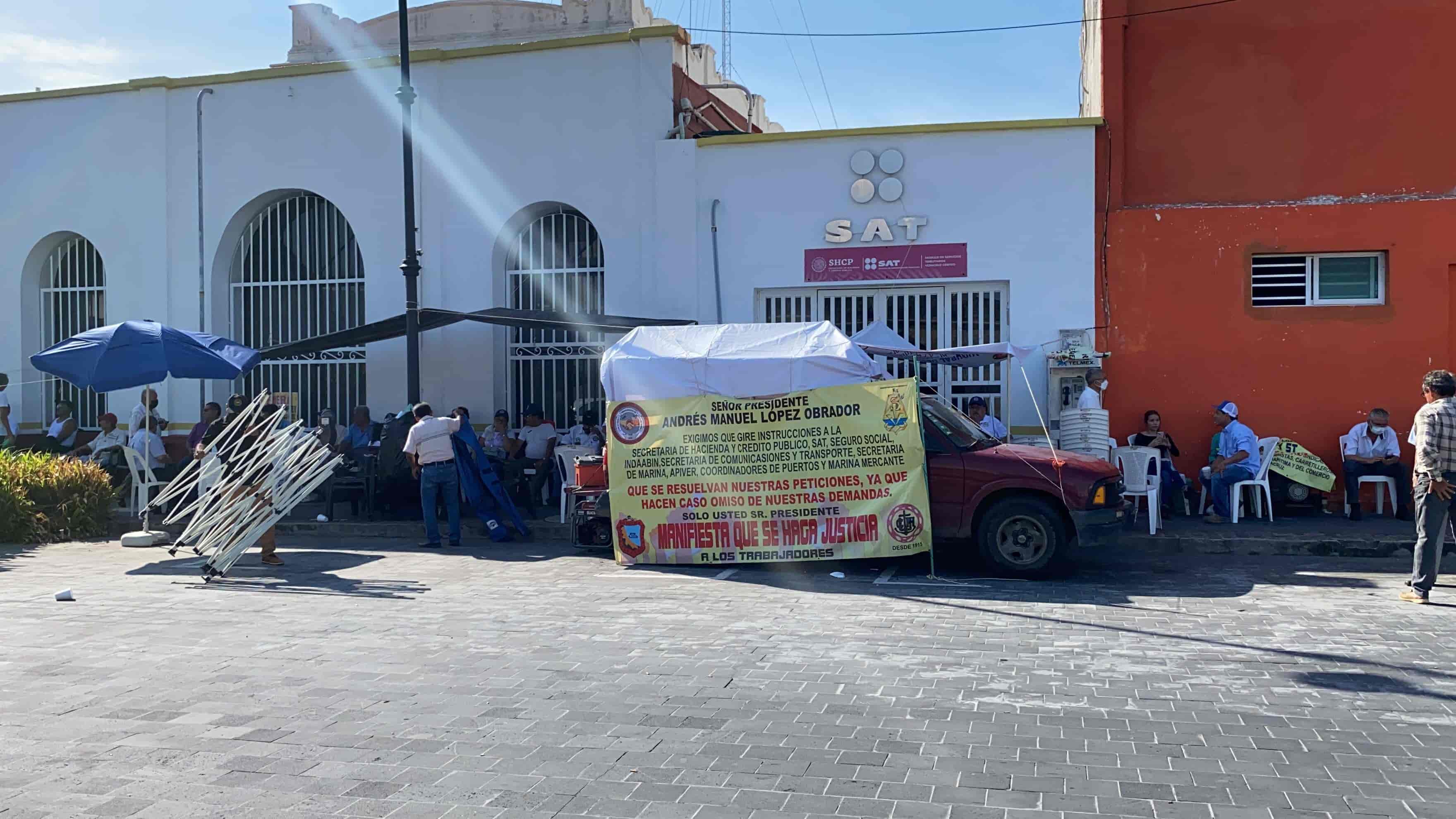 Exportuarios mantienen plantón afuera del SAT en Veracruz (+Video)