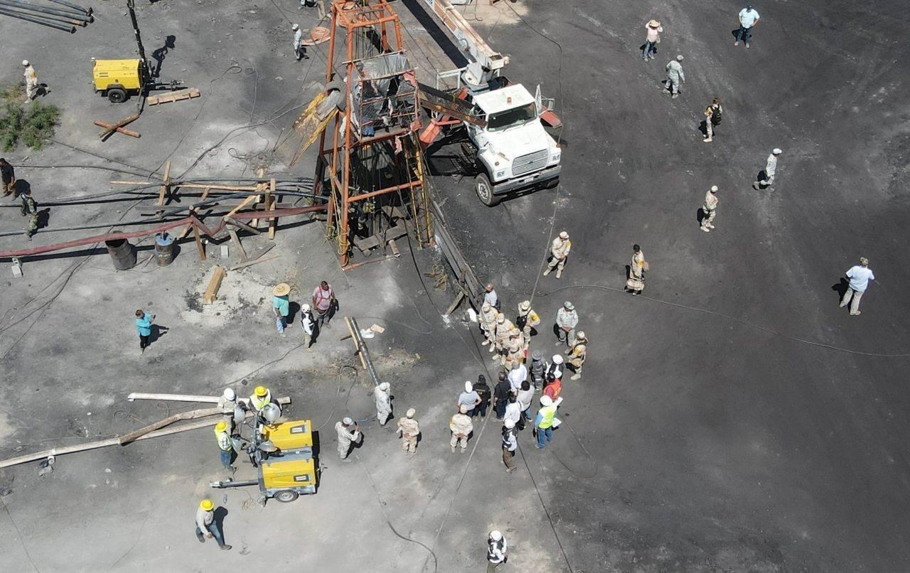 Hoy podrían salir mineros atrapados en Coahuila, instalan cápsula para rescatarlos