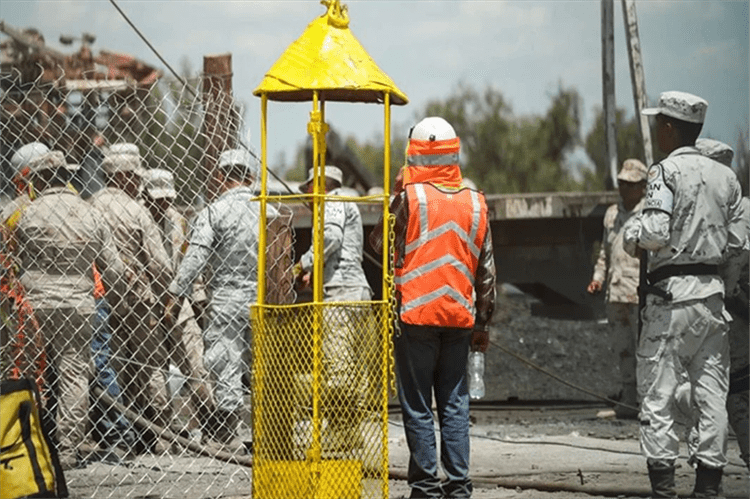 Montan hospital móvil junto a mina en Coahuila; rescatistas están dentro del pozo