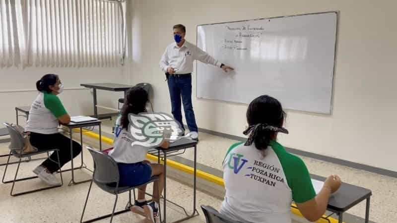 UV en problemas para contratar docentes; interesados no tienen maestría