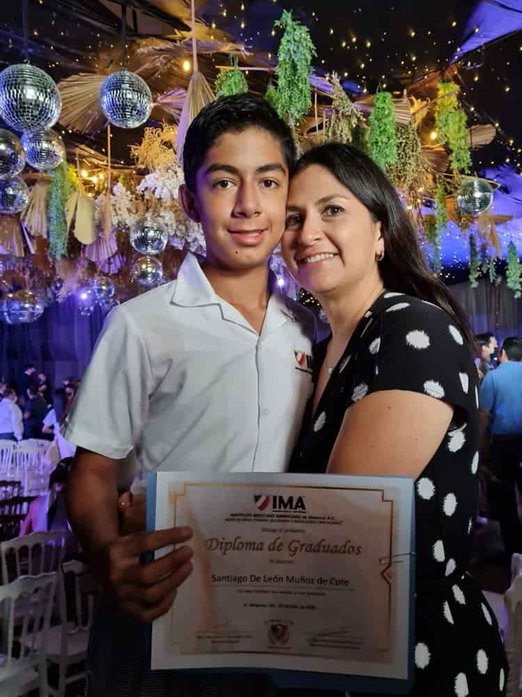 Reciben diplomas Santiago y Bárbara de León Muñoz de Cote