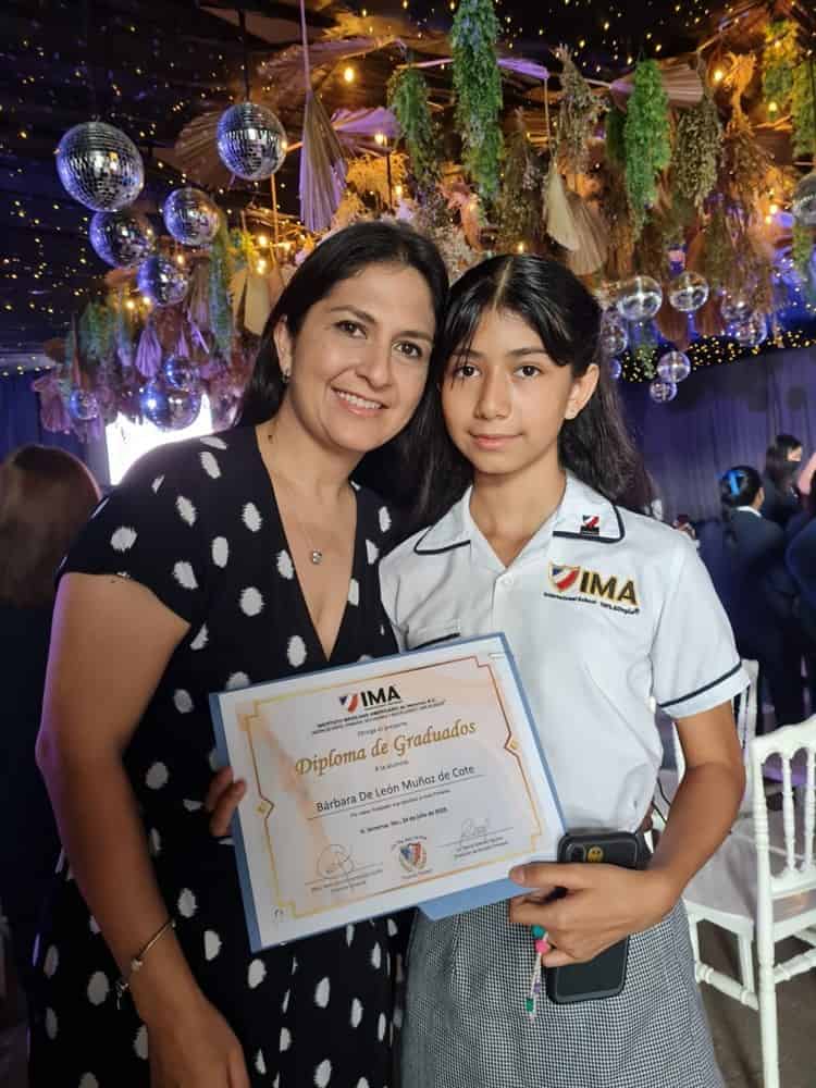 Reciben diplomas Santiago y Bárbara de León Muñoz de Cote