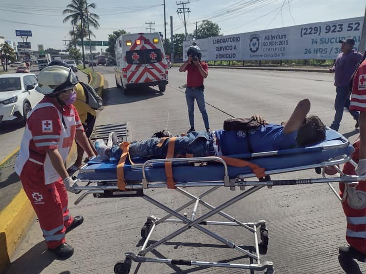 Pareja de motociclistas sufre accidente en Boca del Río