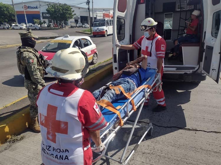 Pareja de motociclistas sufre accidente en Boca del Río