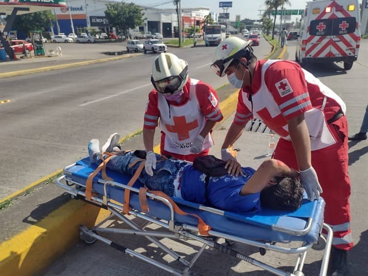 Pareja de motociclistas sufre accidente en Boca del Río