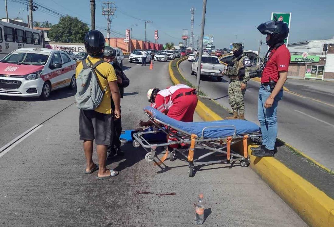 Pareja de motociclistas sufre accidente en Boca del Río