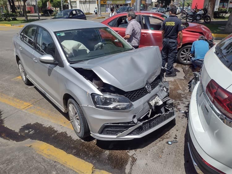 Conductora se pasa la luz roja e impacta a otra unidad en Veracruz(+video)