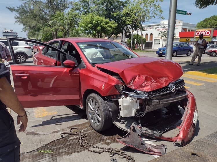 Conductora se pasa la luz roja e impacta a otra unidad en Veracruz(+video)