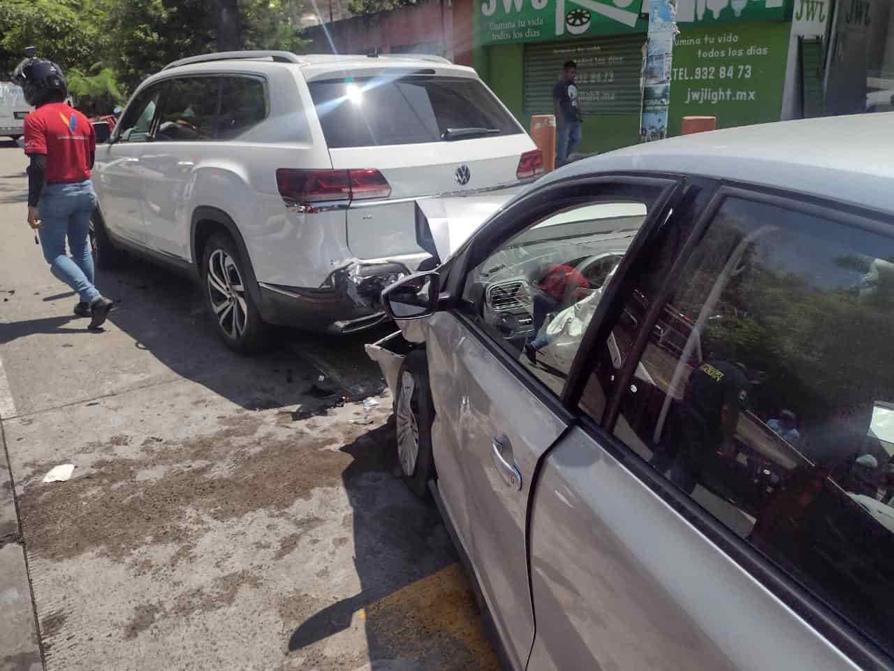 Conductora se pasa la luz roja e impacta a otra unidad en Veracruz(+video)