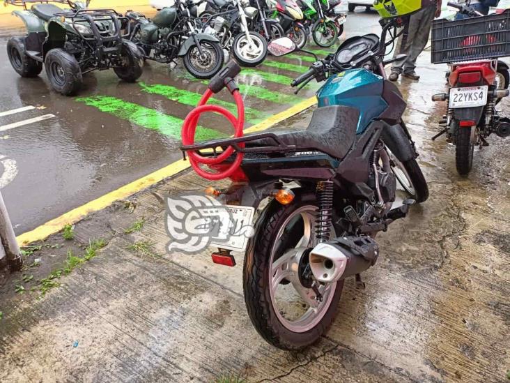 Motociclista herido tras derrapar sobre Ruiz Cortines, en Xalapa