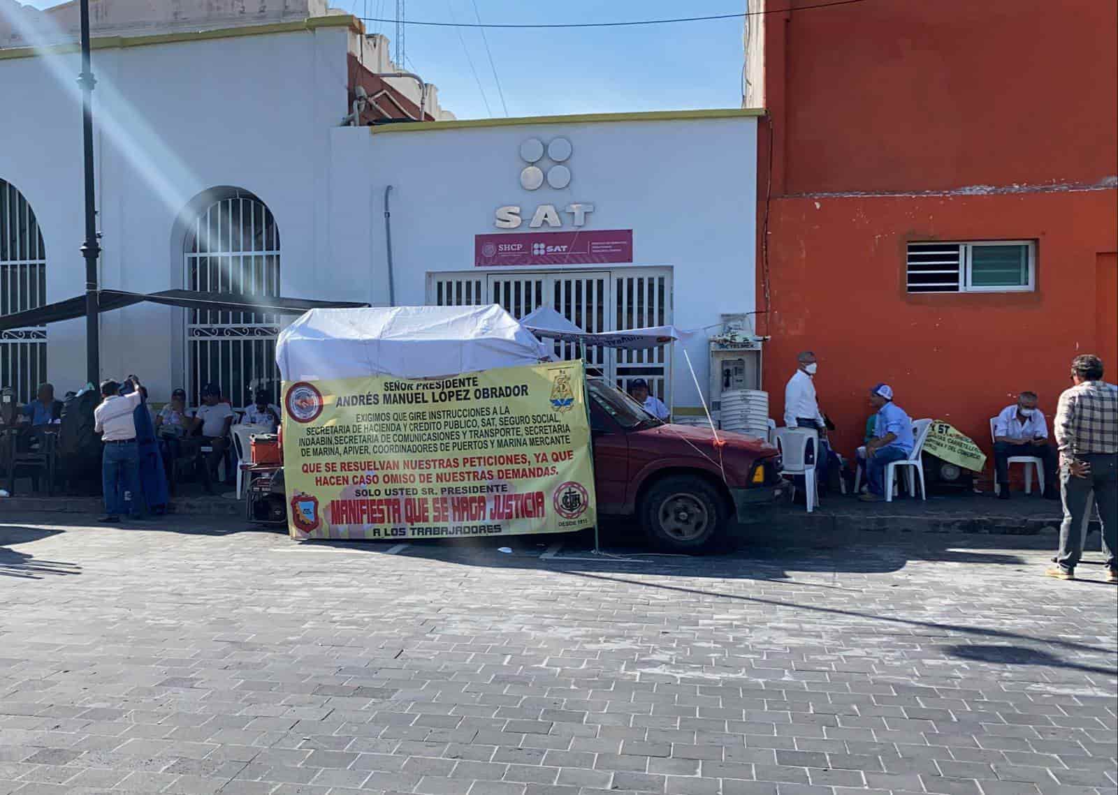 Molesta a usuarios manifestación de exportuarios en las oficinas del SAT de Veracruz