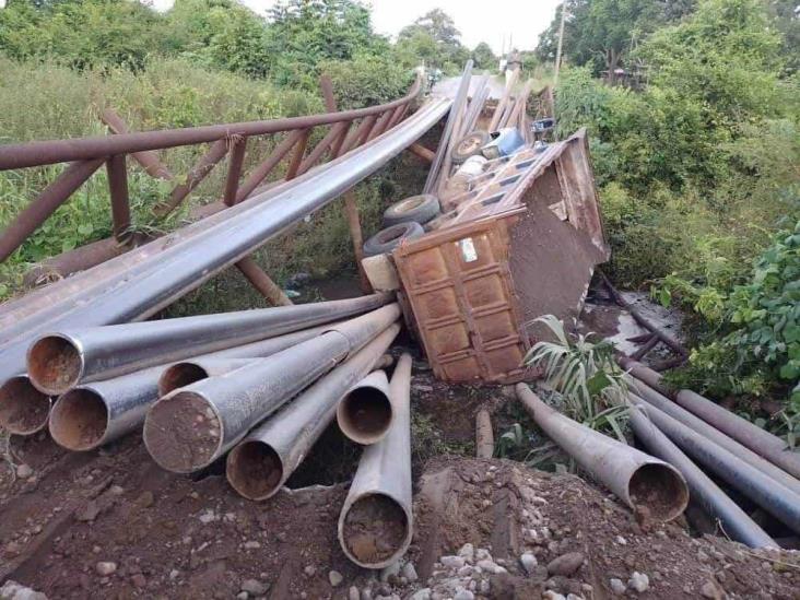 Colapsa puente de Tlalixcoyan; poblados están incomunicados