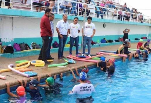 Supervisa Director de la DIMUDE Curso de Natación "Verano 500"