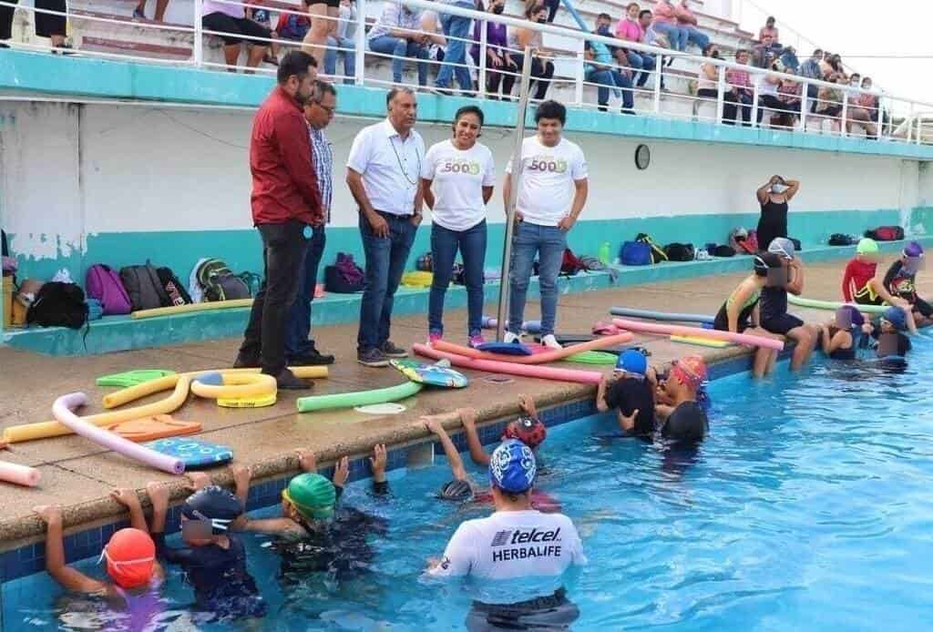 Supervisa Director de la DIMUDE Curso de Natación “Verano 500”