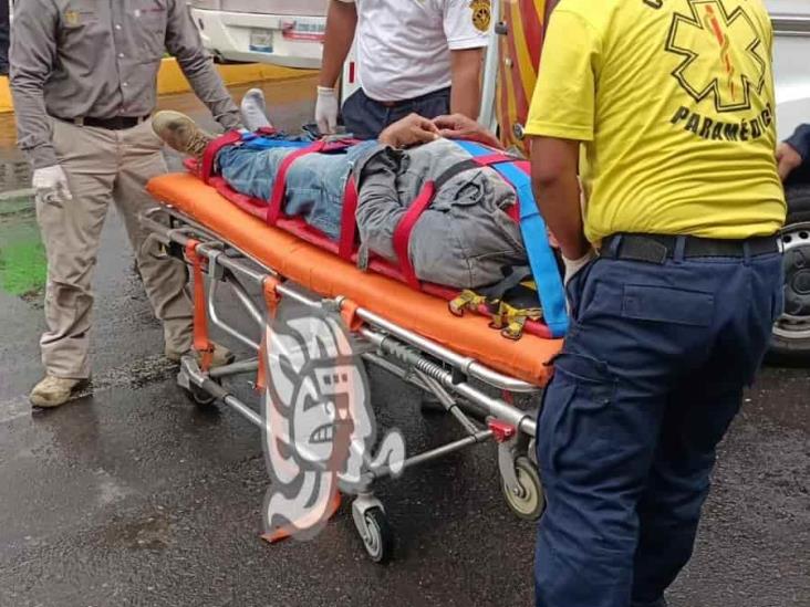 Motociclista herido tras derrapar sobre Ruiz Cortines, en Xalapa