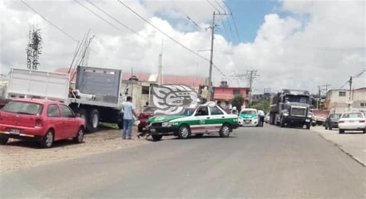 Motociclista choca contra taxi en El Castillo, cerca de Xalapa