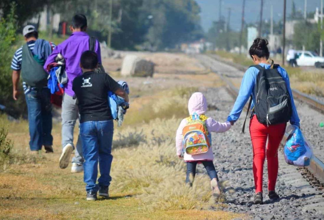 (+Video) Más padres e hijos cruzan por Coatzacoalcos en busca del sueño americano