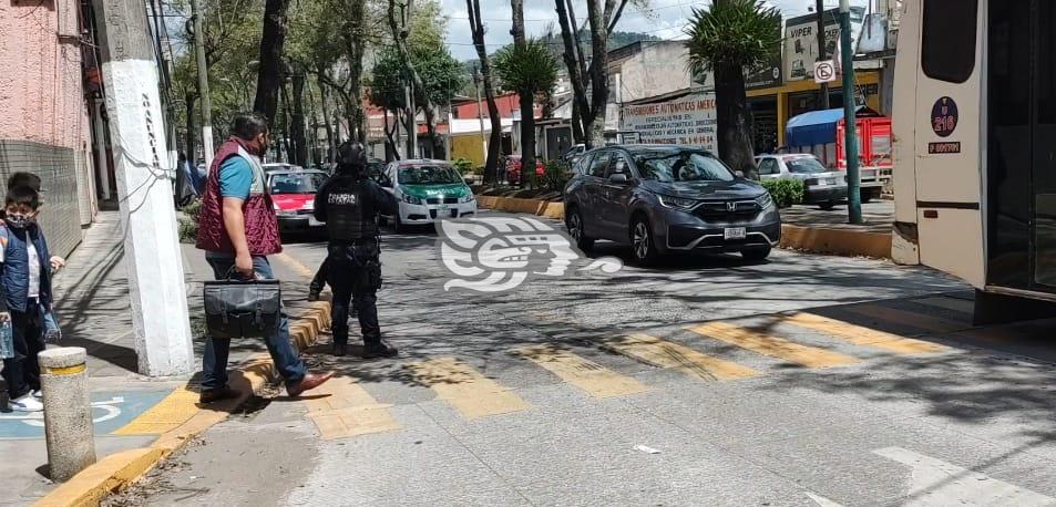 Operativo policiaco en avenida de Xalapa; reportan sujetos armados