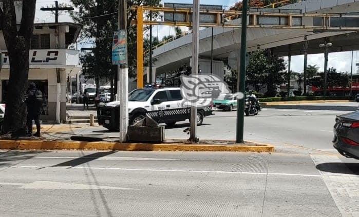 Operativo policiaco en avenida de Xalapa; reportan sujetos armados