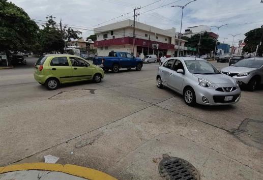 Choque entre particulares deja daños mínimos en Coatzacoalcos