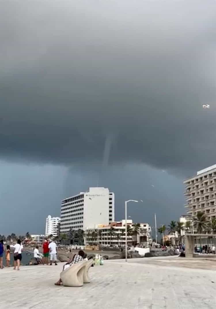 Impresionante tromba impacta playa Villa del Mar en Veracruz (+Video)