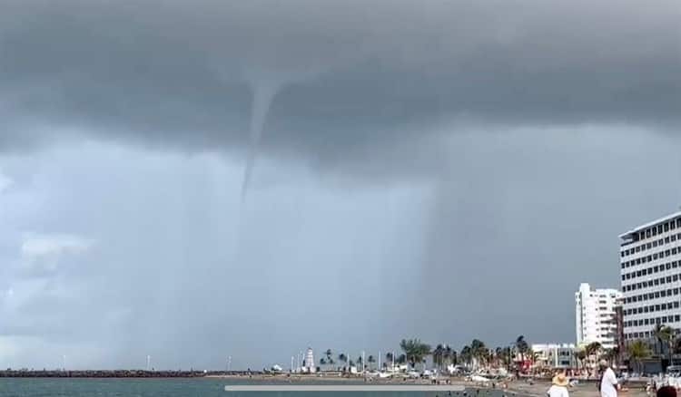 Impresionante tromba impacta playa Villa del Mar en Veracruz (+Video)