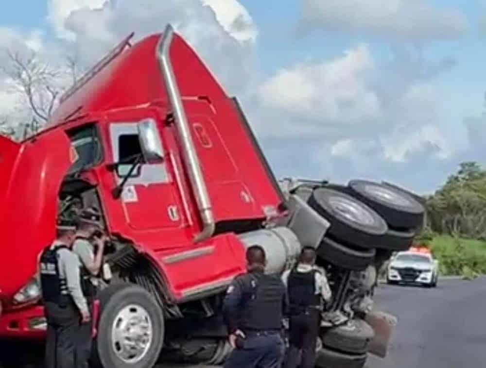 Vuelca cabina de tráiler con conductor y copiloto dentro en Rinconada