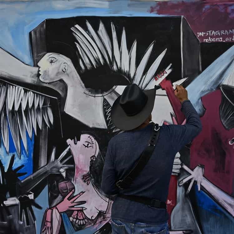 Artista plástico mexicano pinta mural en honor a los 10 mineros atrapados en Coahuila