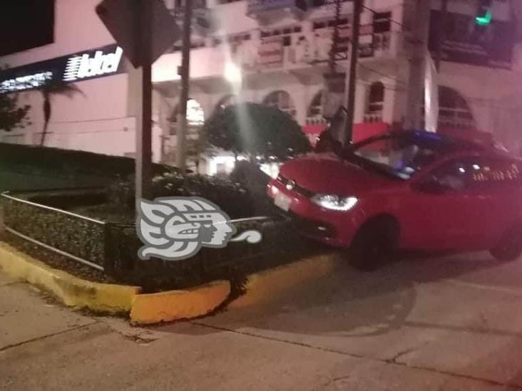 Automovilista sufre convulsión y choca contra jardinera