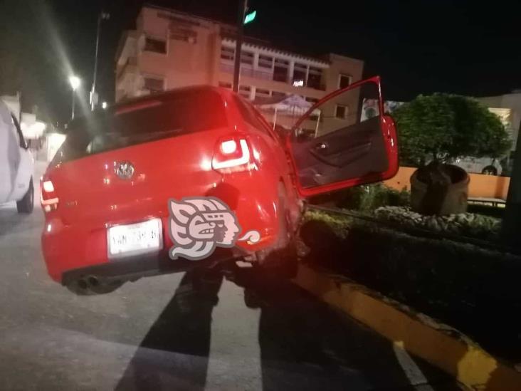 Automovilista sufre convulsión y choca contra jardinera