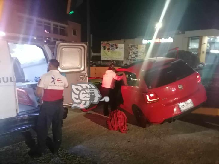 Automovilista sufre convulsión y choca contra jardinera