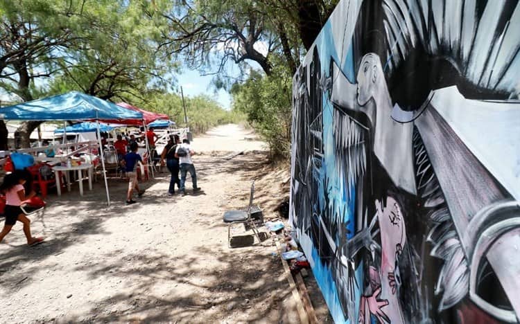 Artista plástico mexicano pinta mural en honor a los 10 mineros atrapados en Coahuila